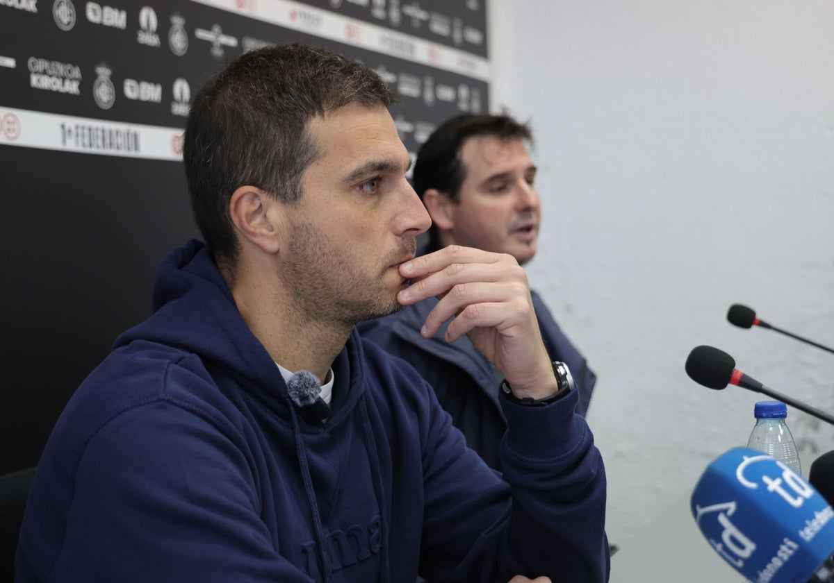 Llorente se ha despedido del Real Unión acompañado por el presidente del club, Igor Emery.