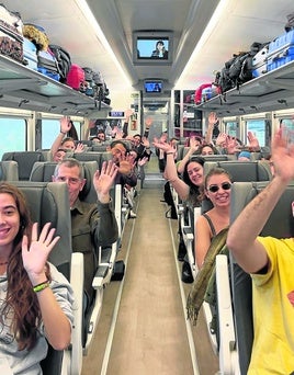 Los orfeonistas bromean en uno de los trenes que han utilizado estos días en su gira por España.