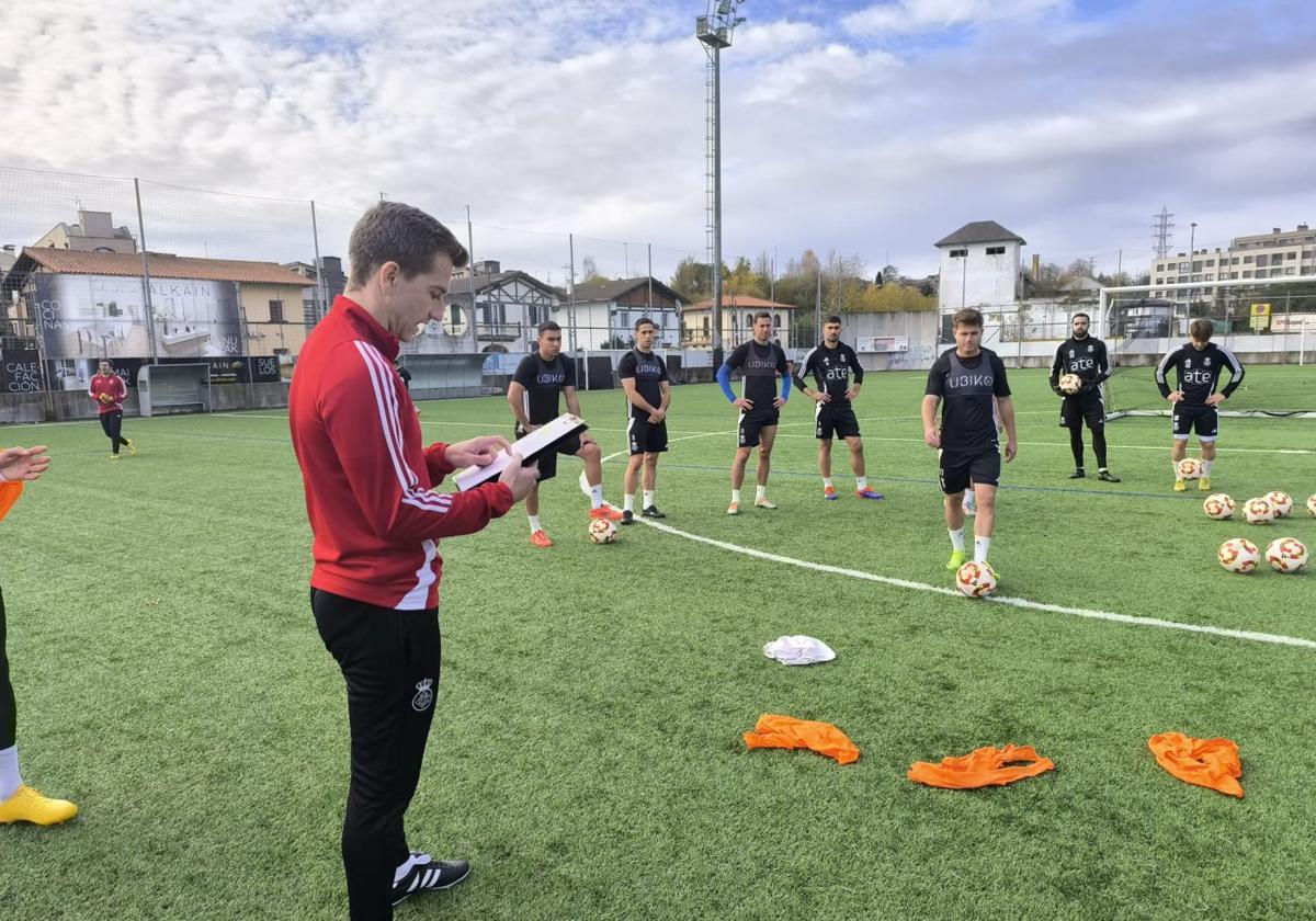 Carbó y la plantilla txuribeltz preparan el partido de mañana.