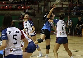 Defensa del conjunto armero en un encuentro en la cancha de Ipurua.