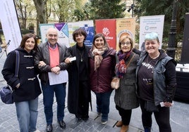 Compañeros y voluntarios de Adinkide posan en la Plaza Gipuzkoa, donde se celebró ayer el Día Internacional del Voluntariado.