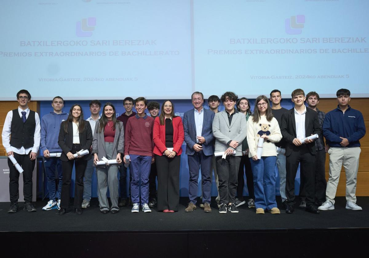 Los 16 estudiantes distinguidos con los mejores expedientes de bachillerato en Euskadi 2023/2024, junto a la consejera de Educación Begoña Pedrosa.