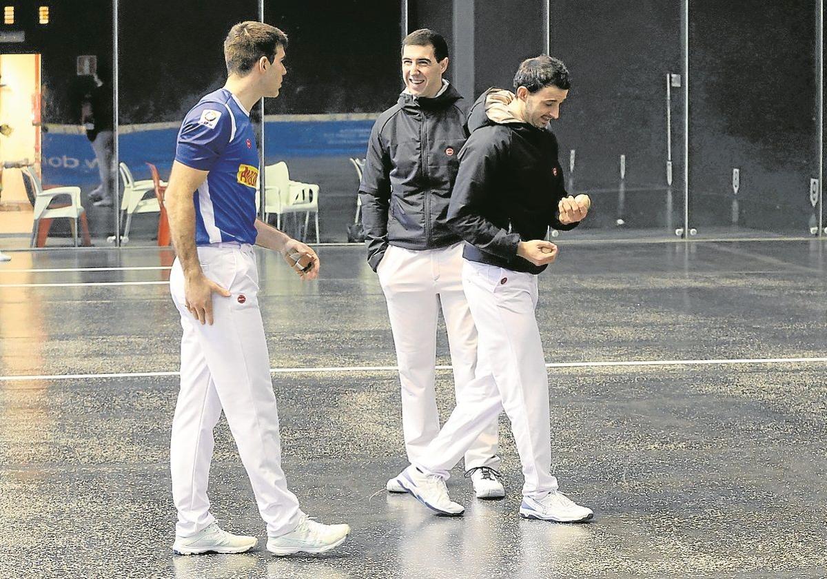 Zabaleta y Aranguren conversan en presencia de Altuna, ayer en el Atano III.