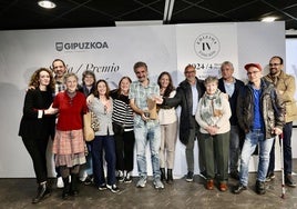 La ONG Calculta Ondoan recibe el premio Agustín Ugarte, anoche en Donostia.