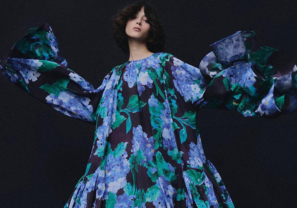 Las siluetas amplias y los estampados florales marcan las colecciones de Juan Vidal.