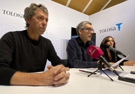 Representantes del grupo municipal jeltzale, ayer, en la rueda de prensa ofrecida en el ayuntamiento.