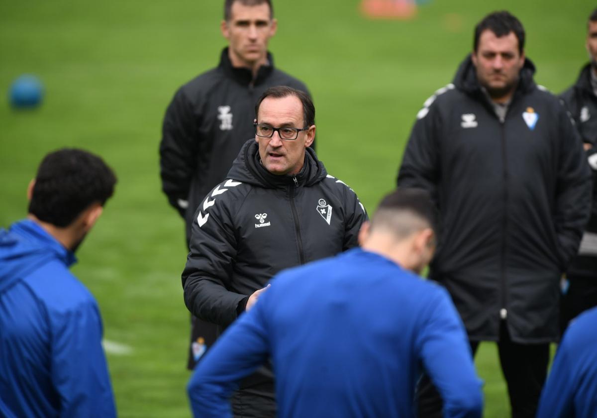 Joseba Etxeberria dirige un entrenamiento.