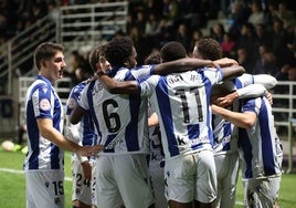 Los jugadores del Sanse se felicitan, este viernes en Zubieta.