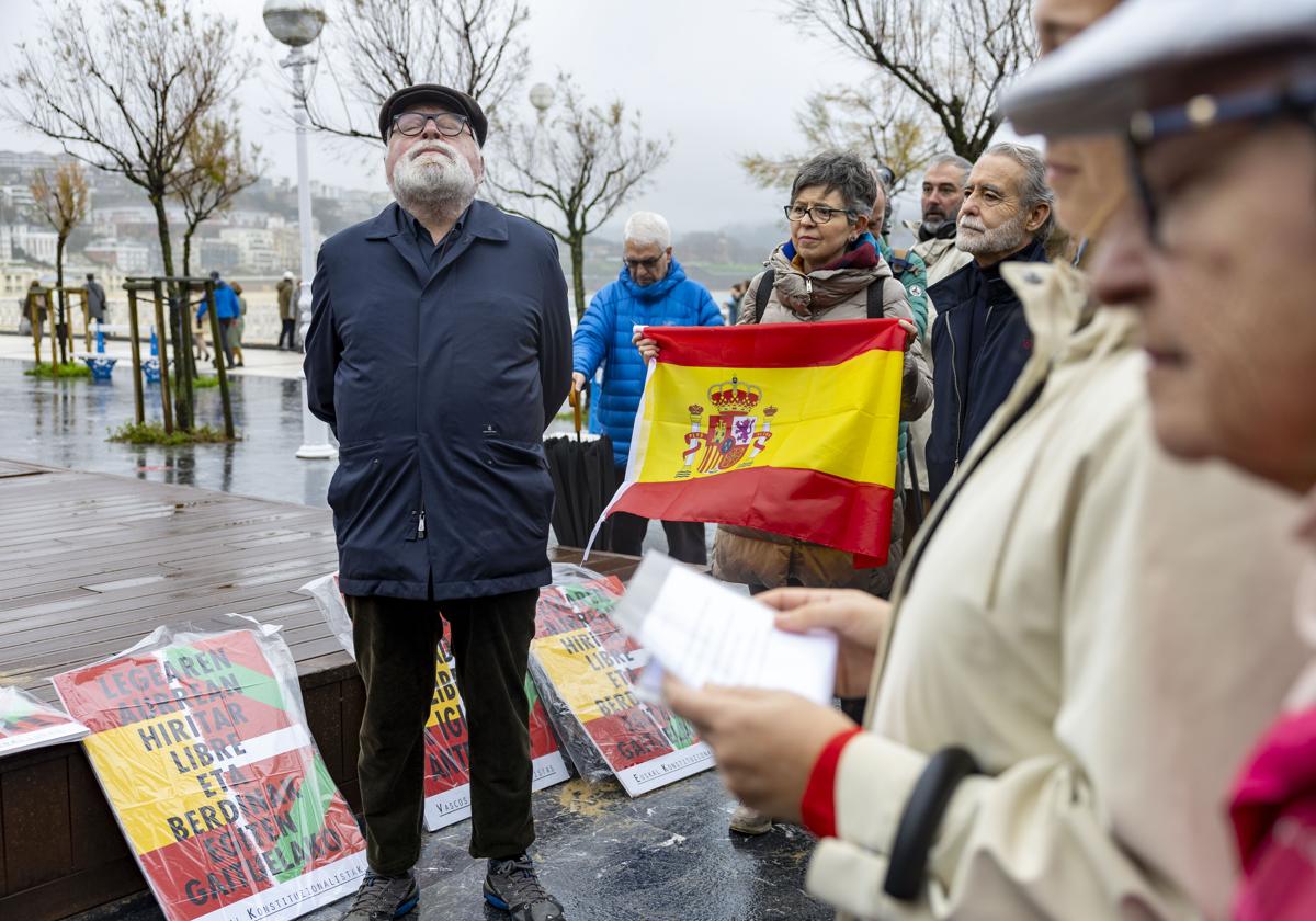 El filósofo Fernando Savater interviene en una concentración convocada por un grupo de «vascos constitucionalistas» en Donostia.