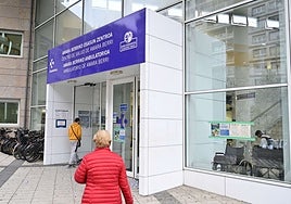 Dos asuarios acceden al centro de salud de Amara Berri.