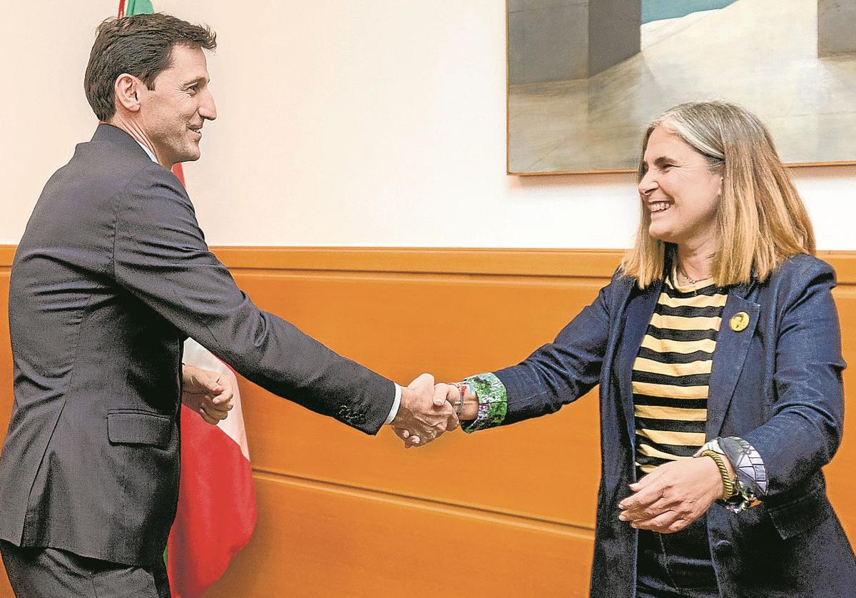 El consejero D'Anjou y la parlamentaria Kortajarena, en el Parlamento Vasco.