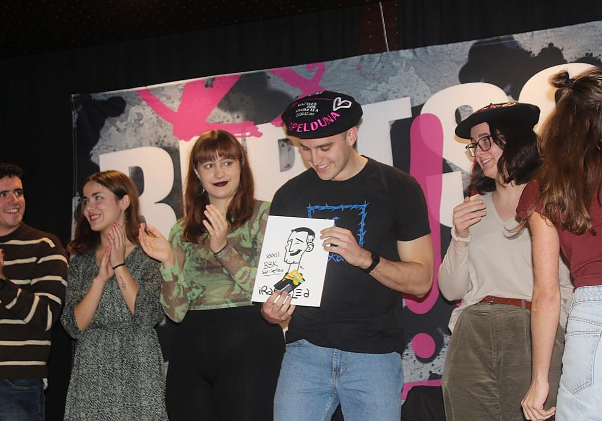 'Puntuak eta komak' eta 'Okerbidea' taldeak, nagusi