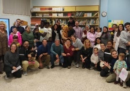 Representantes municipales, miembros de las tres escuelas de Infantil y Primaria de Andoain y algunas de las familias participantes.