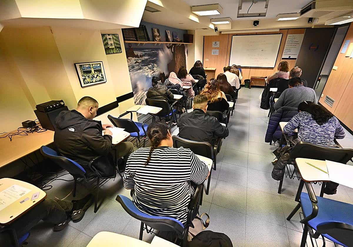 Test de integración. Aspirantes a la nacionalidad española realizan la prueba de conocimientos constitucionales y socioculturales (CCSE) que elabora el Instituto Cervantes, el último jueves de noviembre en un centro de Lacunza en Donostia.