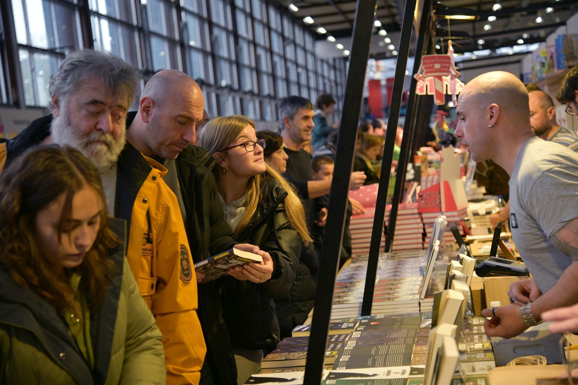 Jende ugari Durangoko Azokan, eguraldi txarra gorabehera