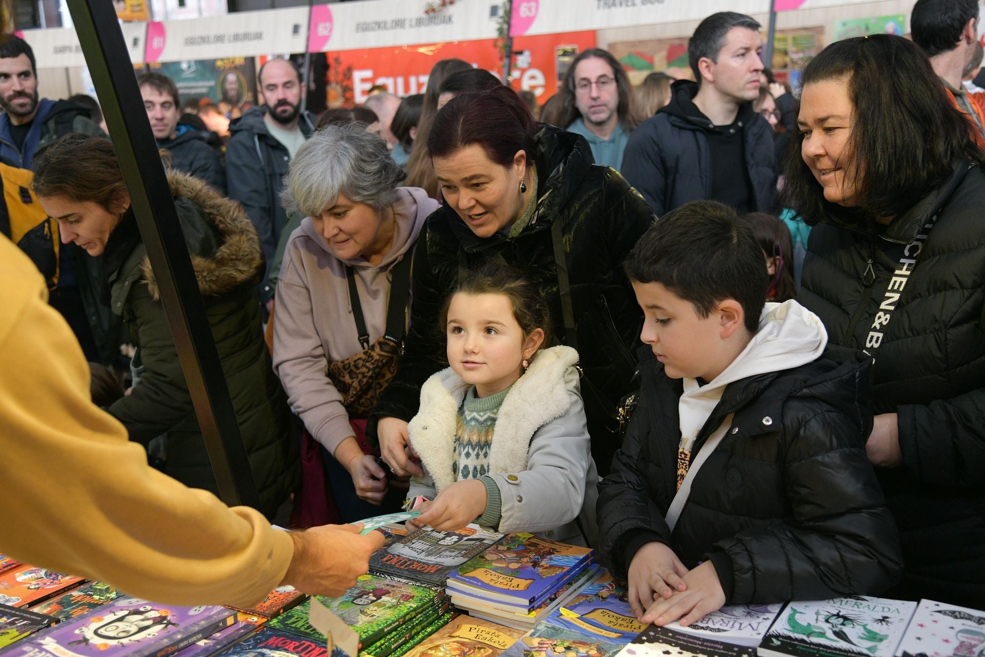 Jende ugari Durangoko Azokan, eguraldi txarra gorabehera