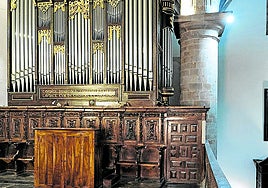 Vista frontal y de los teclados y pedales en el coro del órgano Stoltz Frères.