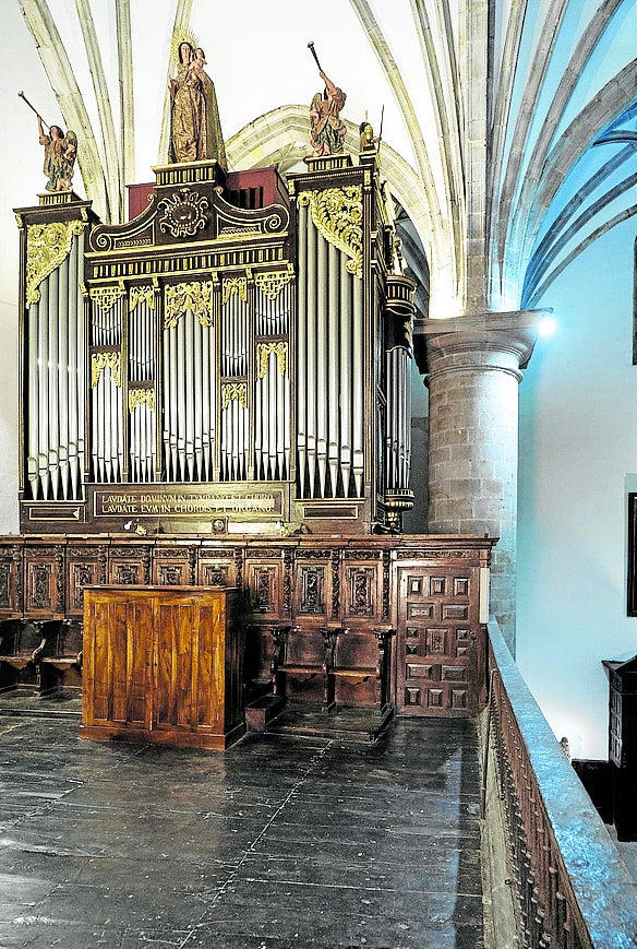 Vista frontal y de los teclados y pedales en el coro del órgano Stoltz Frères.