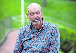 El sociólogo Imanol Zubero posa en un parque.