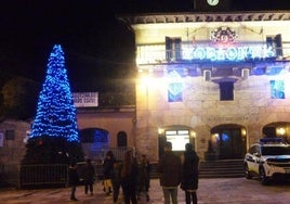 Imagen de la plaza y el ayuntamiento de Lezo con la decoración navideñas de 2023.