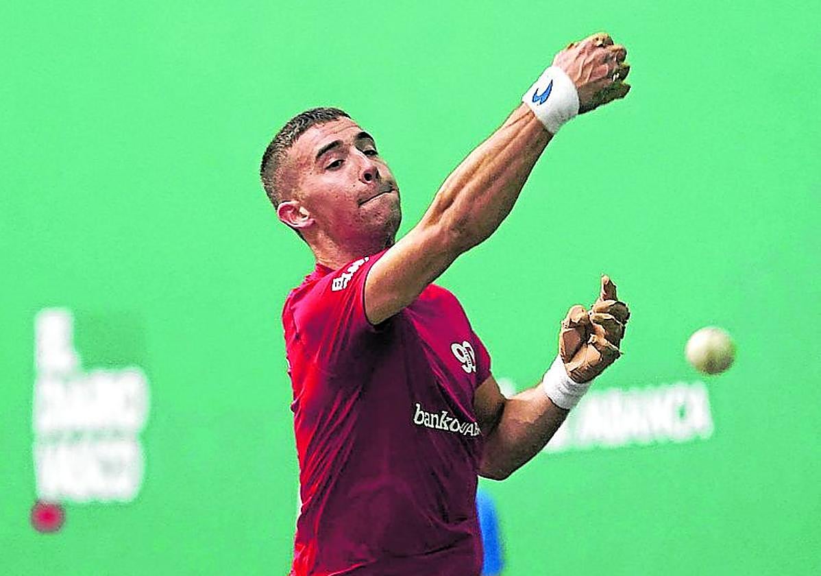 Xabi Rekalde entra de derecha en el partido de Labrit.