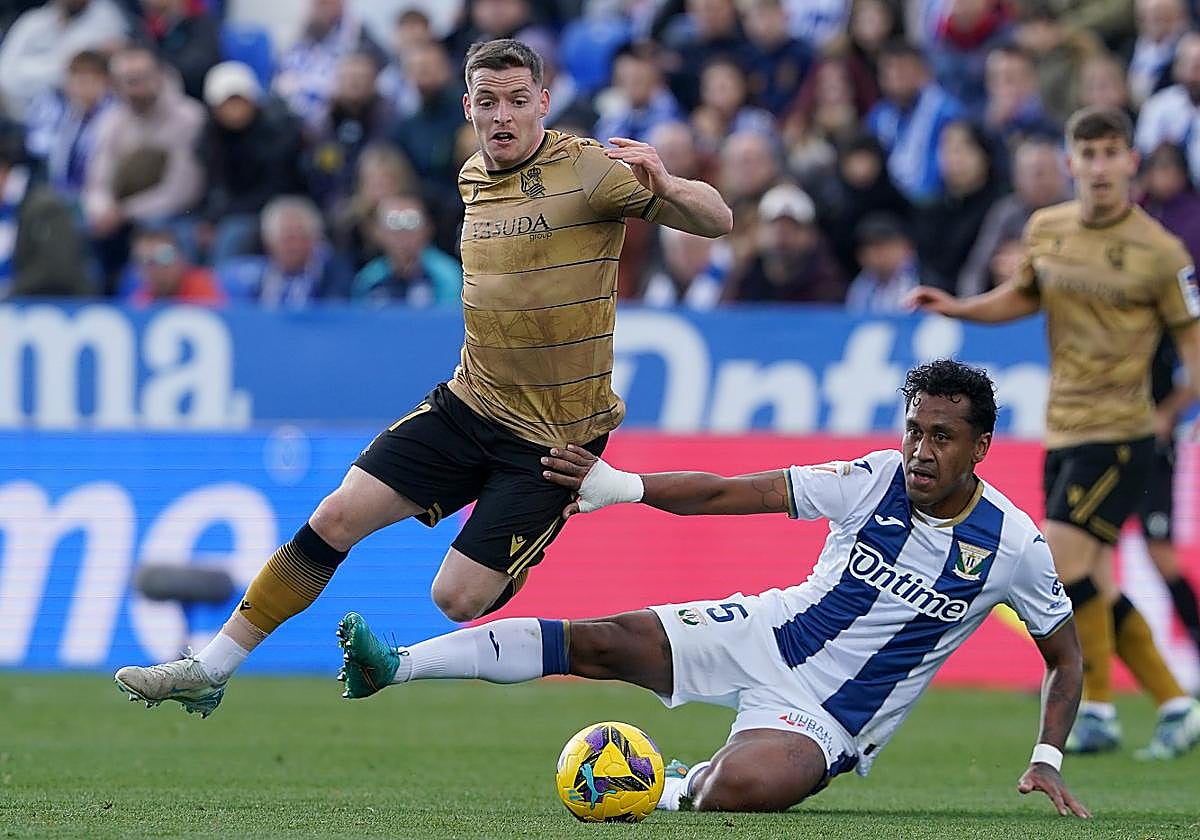 Sergio Gómez salta por encima de Renato Tapia mientras conduce el balón