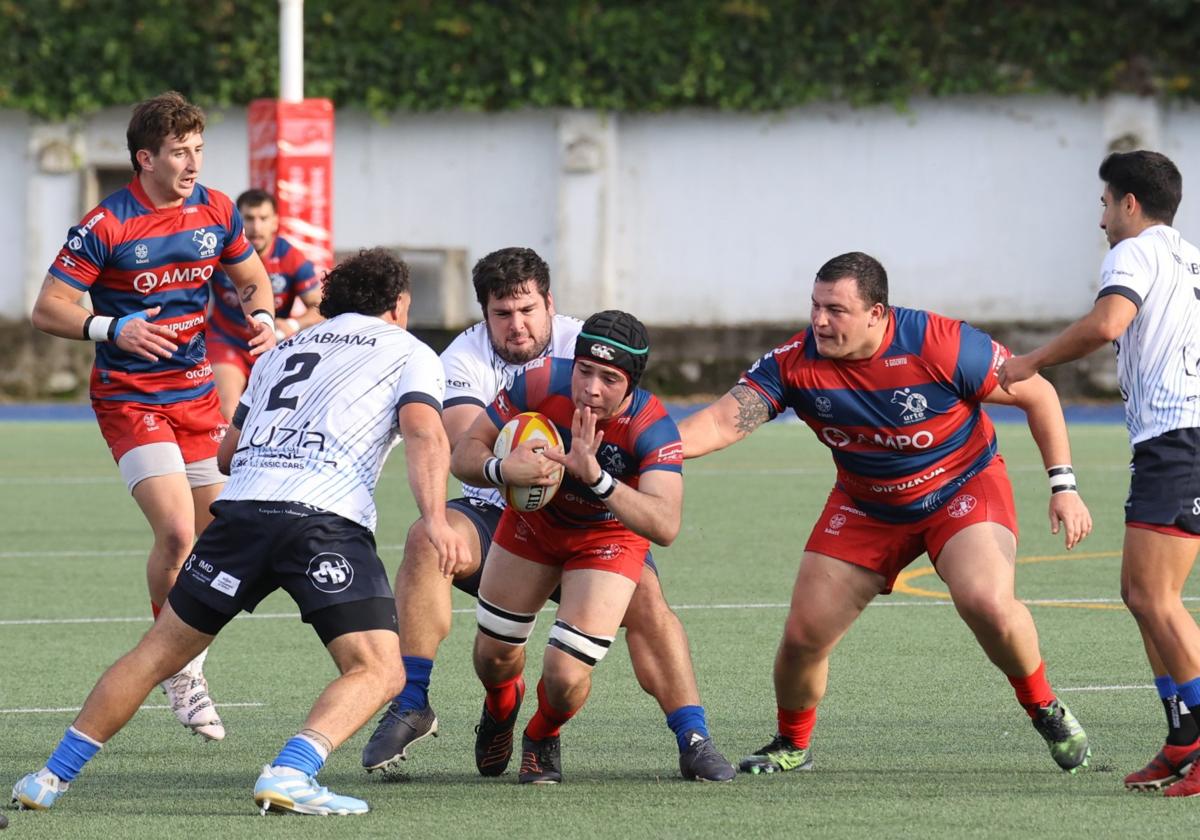 Un jugador ordiziarra trata de avanzar con el oval.