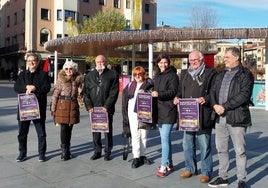 Miembros del colectivo de pensionistas junto a Ramón Martínez, Nuria Alzga, Fernando Etxepare y Ángel Pazos.