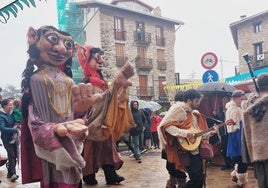 Música, personajes y grupos de animación, en el desfile.