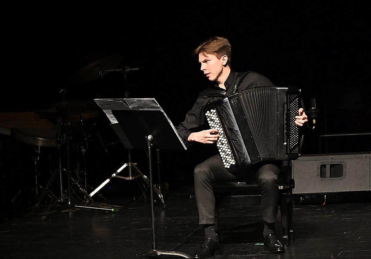 El intérprete Vladimir Stupnikov durante su actuación en el Amaia de Arrasate.