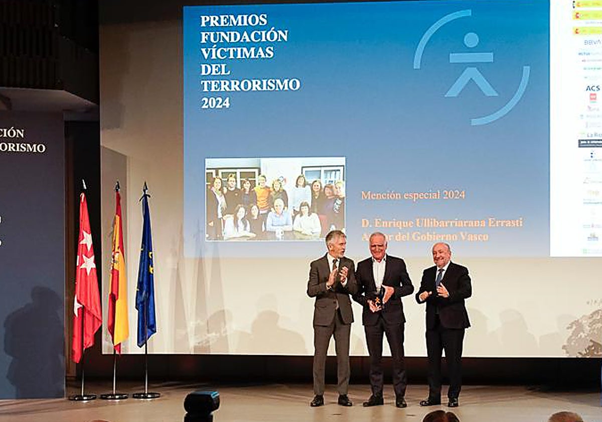 Ullibarriarana ha recibido el galardón de manos del ministro de Interior, Fernando Grande Marlaska, y del presidente de la FVT, Juan Benito Valenciano.
