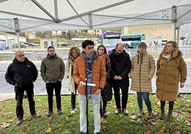 Garikoitz Iturbe, alcalde de Aretxabaleta, junto con el resto regidores.