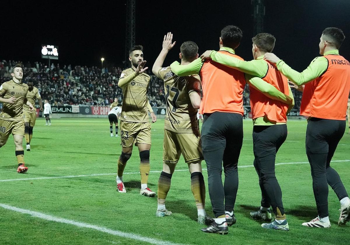 Los jugadores de la Real celebran el gol de Brais ante el Conquense