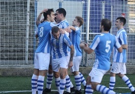 Jugadores del Mutriku celebran un gol.