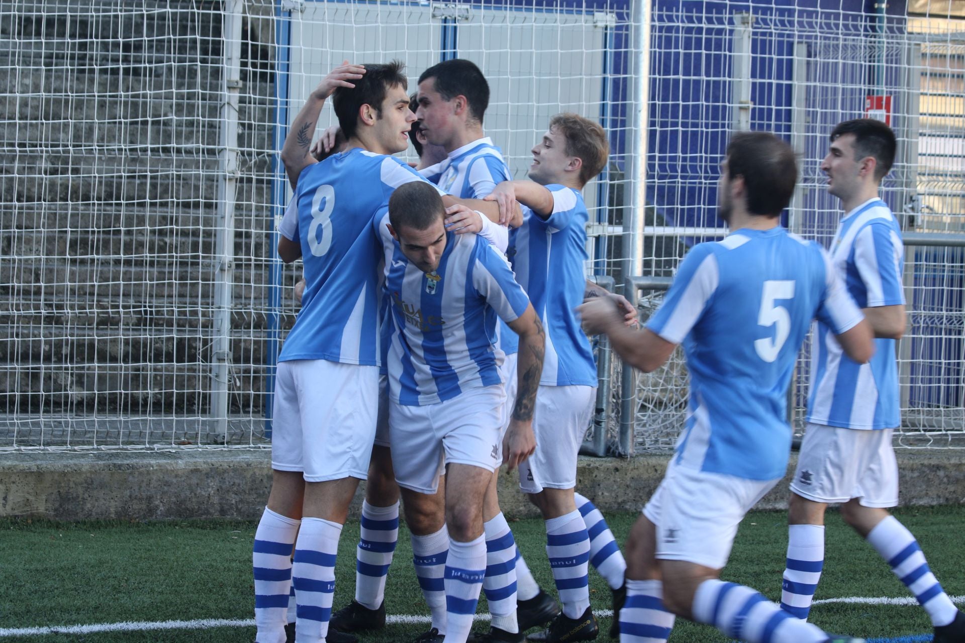 Jugadores del Mutriku celebran un gol.