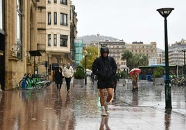 Personas paseando por el Boulevard donostiarra