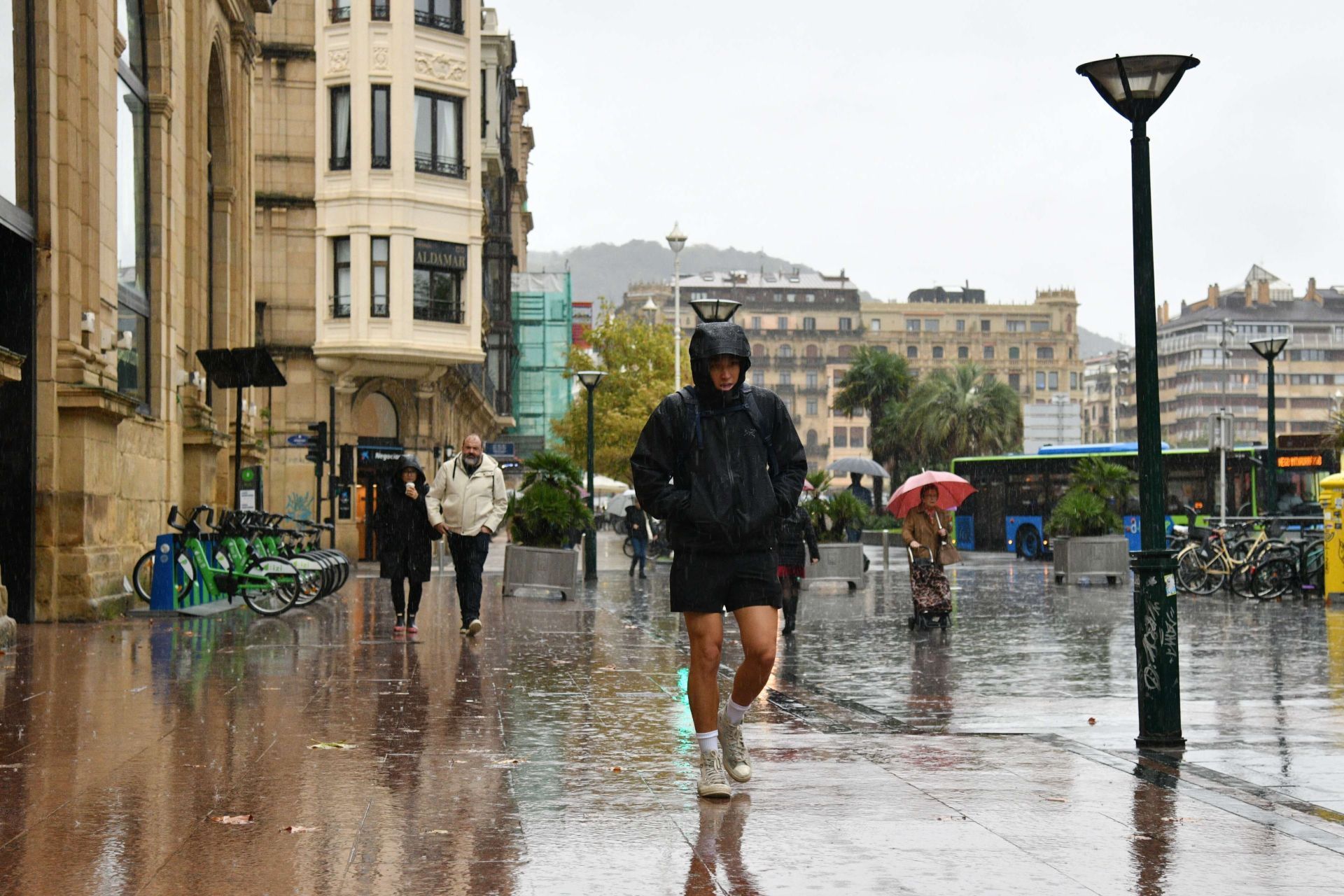 Personas paseando por el Boulevard donostiarra