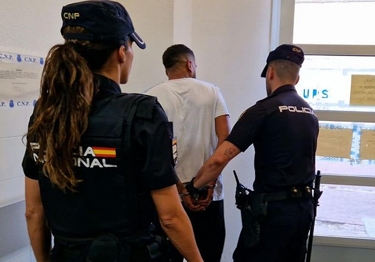 La Policía Nacional ha expulsado desde Euskadi a 55 delincuentes reincidentes a sus países de origen este año.