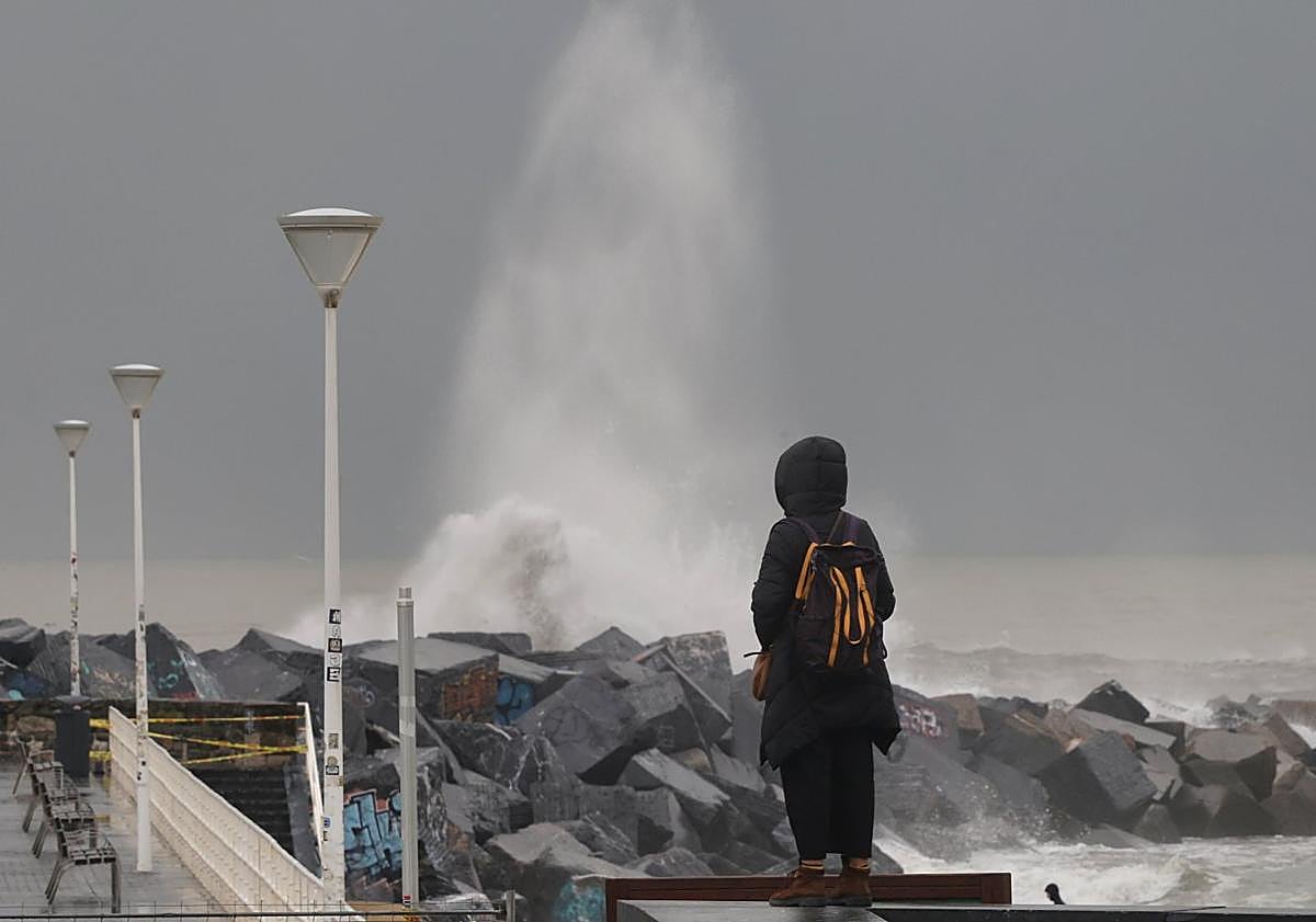 Imagen principal - Una gélida madrugada da paso al aviso amarillo por nieve a 600 metros en el interior