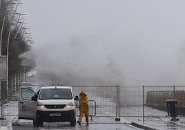 Una ola impacta en el Paseo Nuevo.