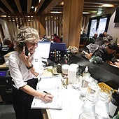 Gema Molina, del restaurante Aratz, apunta una reserva para los próximos días.