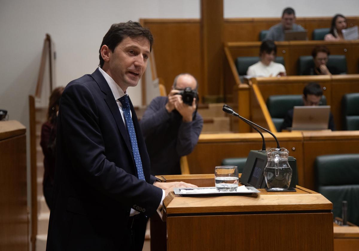 El consejero de Hacienda y Finanzas, Noël d'Anjou, este martes en el Parlamento Vasco.