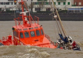 Rescate de un velero varado en Hondarribia en la desembocadura del río Bidasoa.