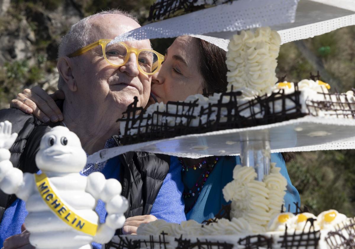 Imagen principal - Elena Arzak da un beso a su padre Juan Mari durante la celebración. | Maite Espina y Marta, Elena y Juan Mari Arzak con la tarta de celebración. 