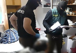 Registro efectuado por Ertzaintza y Guardia Civil en uno de los domicilios de los detenidos.
