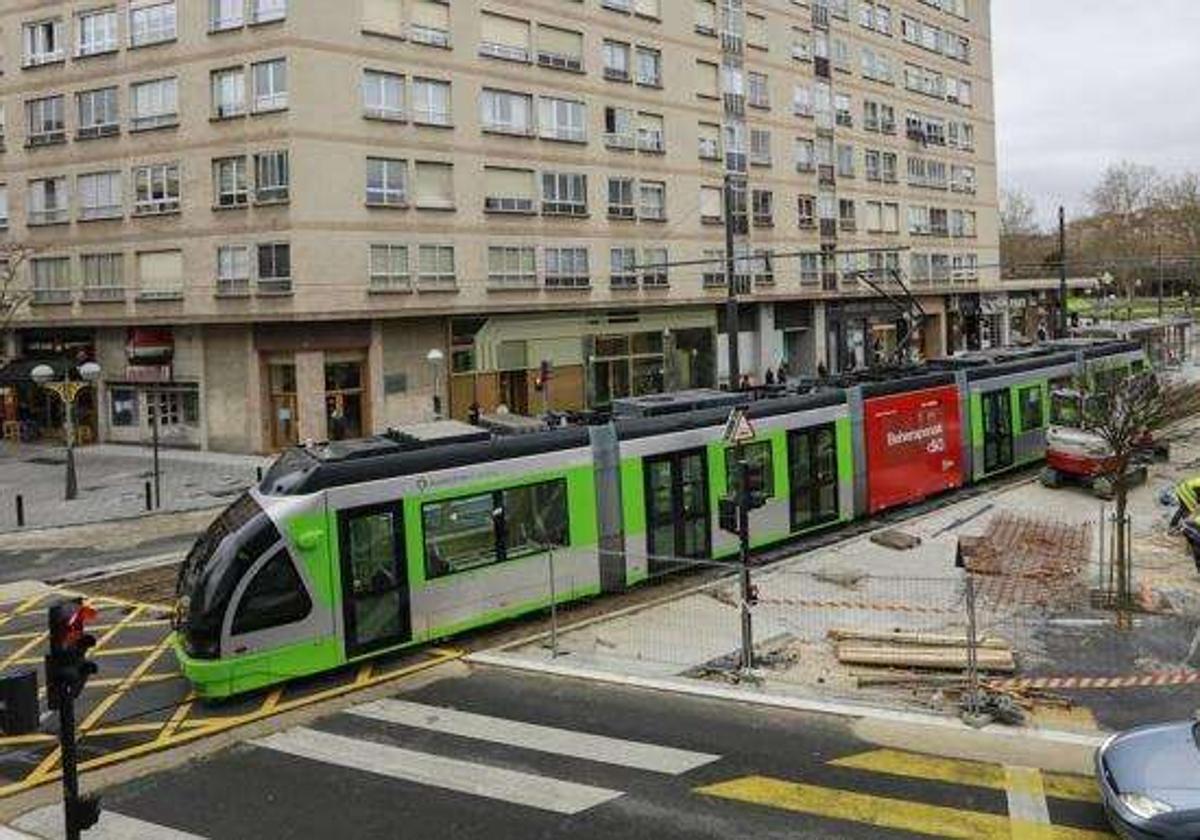 Uno de los tranvías que circulan por la ciudad de Vitoria.