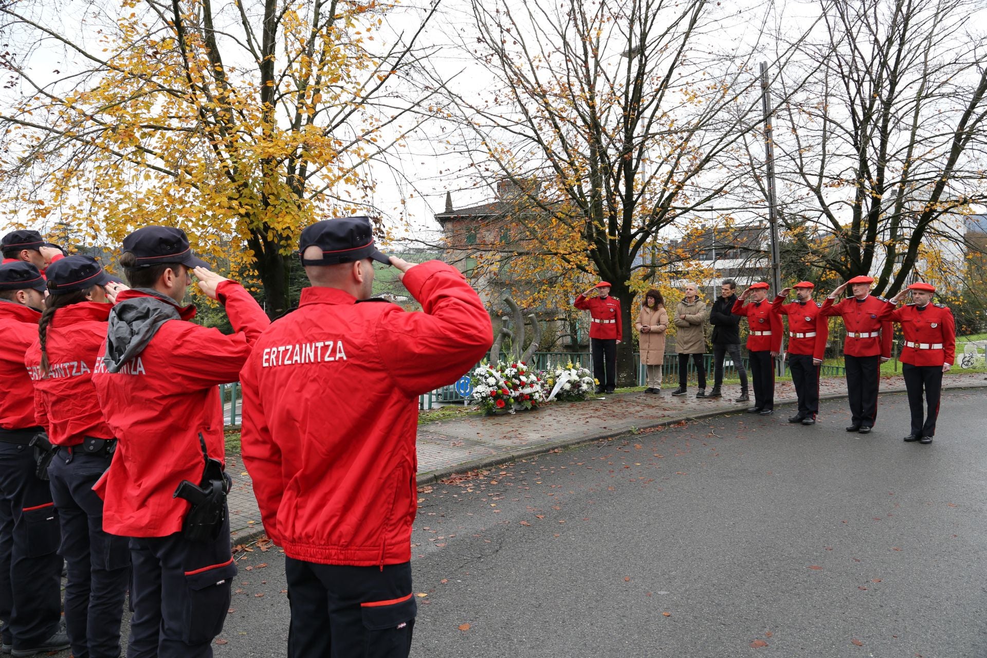 Homenaje a los agentes González y Mendiluze en la Ertzainetxea de Beasain, este martes.