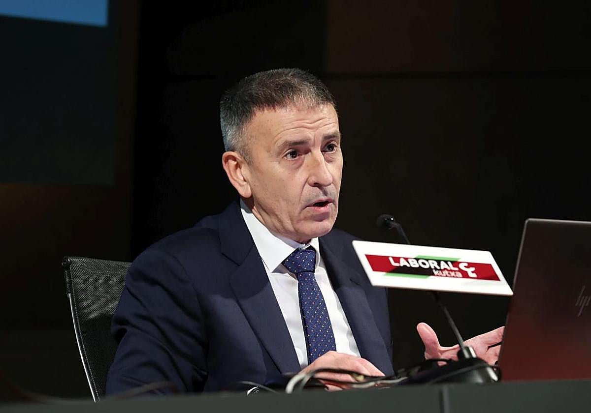 El director del departamento de estudios de Laboral Kutxa, Joseba Madariaga.