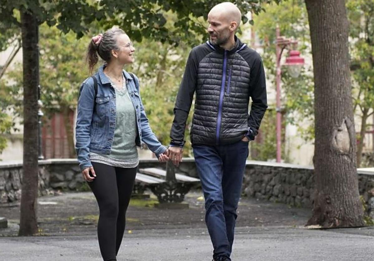 Asier Loidi y su pareja Elsa, en el Paseo de los Tilos en el pasado mes de octubre.