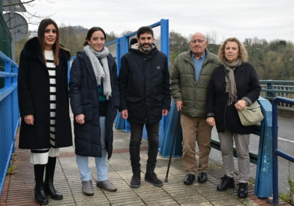 Representantes de Bizarain, el Ayuntamiento y asociación de vecinos.